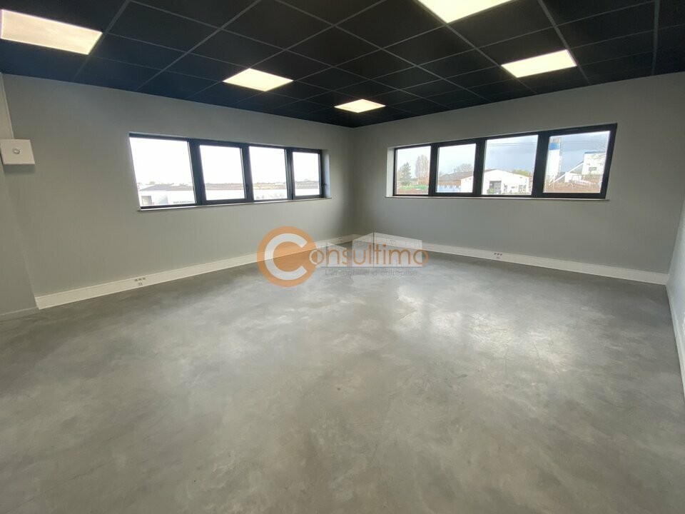 Office in Artigues-près-Bordeaux for lease Interior Photo- Image 1 of 7