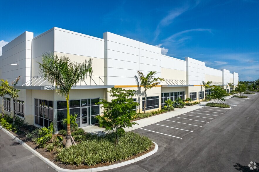 14601 Jetport Loop, Fort Myers, FL à louer - Photo du bâtiment - Image 1 de 5