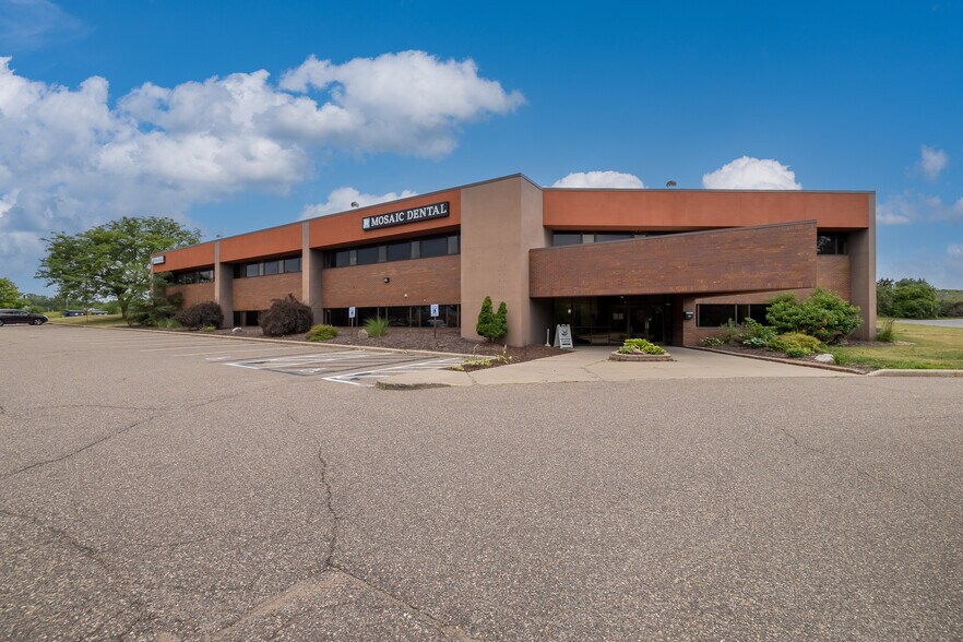 4555 Erin Dr, Eagan, MN à louer - Photo du bâtiment - Image 2 de 43