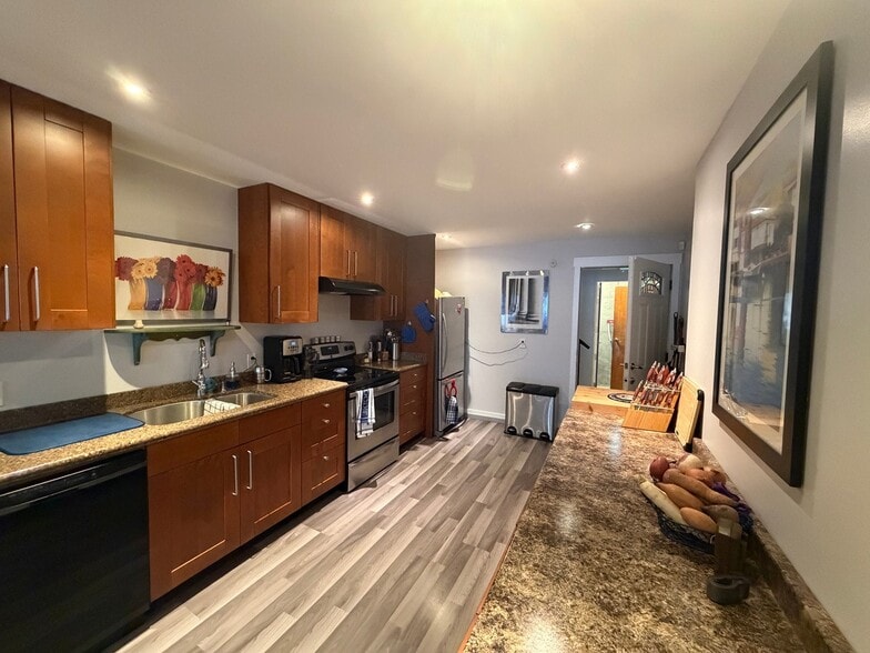 418 Marine Dr, Gibsons, BC for sale - Interior Photo - Image 2 of 9
