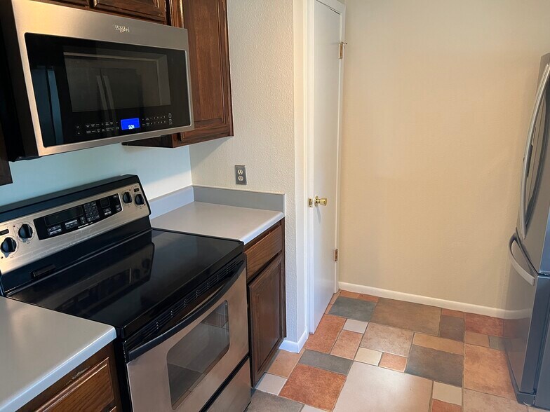 16001 Awalt Dr, Austin, TX for lease - Building Photo - Image 3 of 22