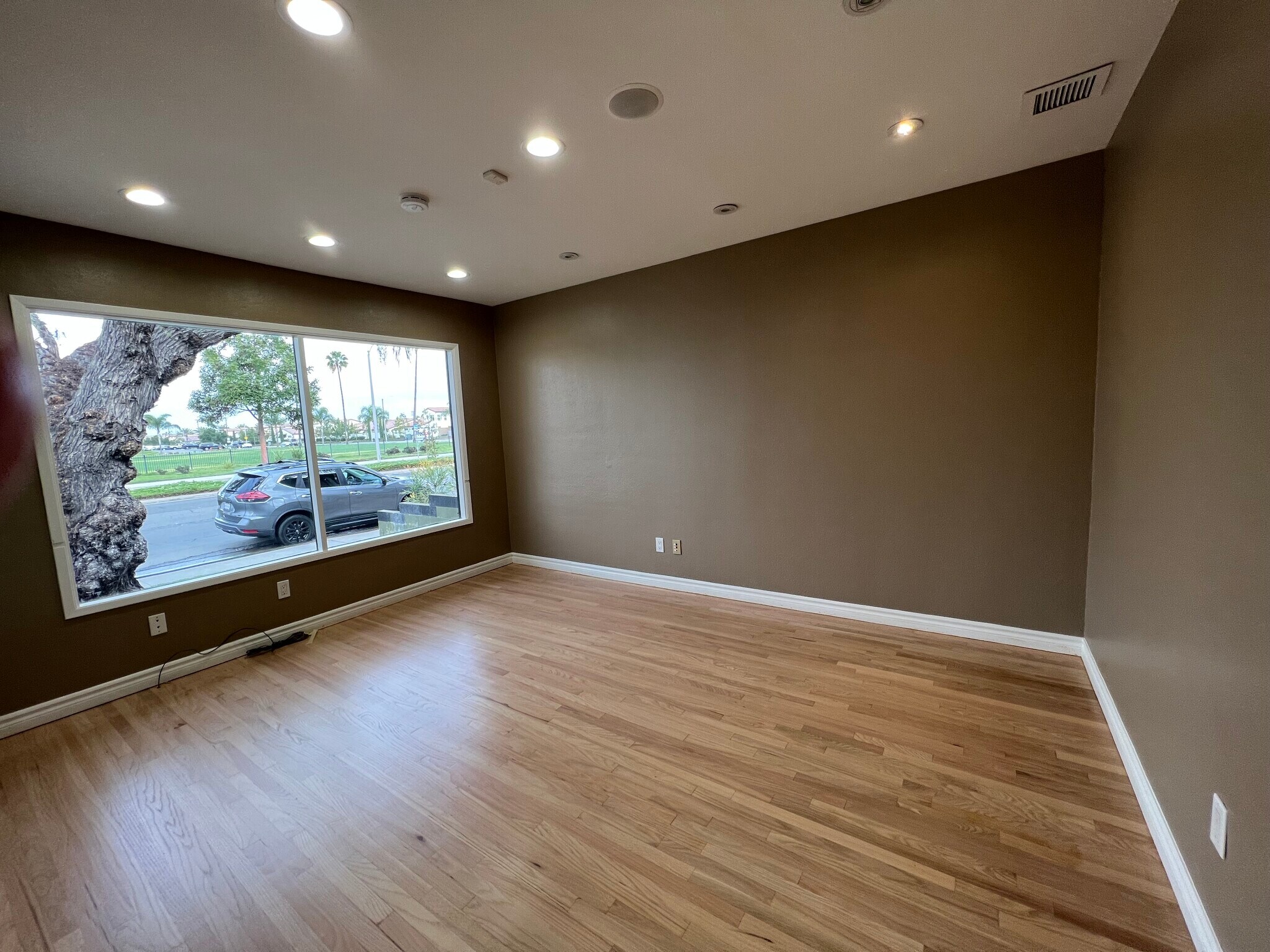 4652 Katella Ave, Los Alamitos, CA for lease Interior Photo- Image 1 of 20