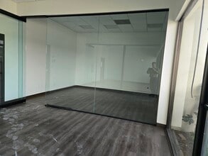 9741 Canoga Ave, Chatsworth, CA à louer Photo intérieure- Image 2 de 9