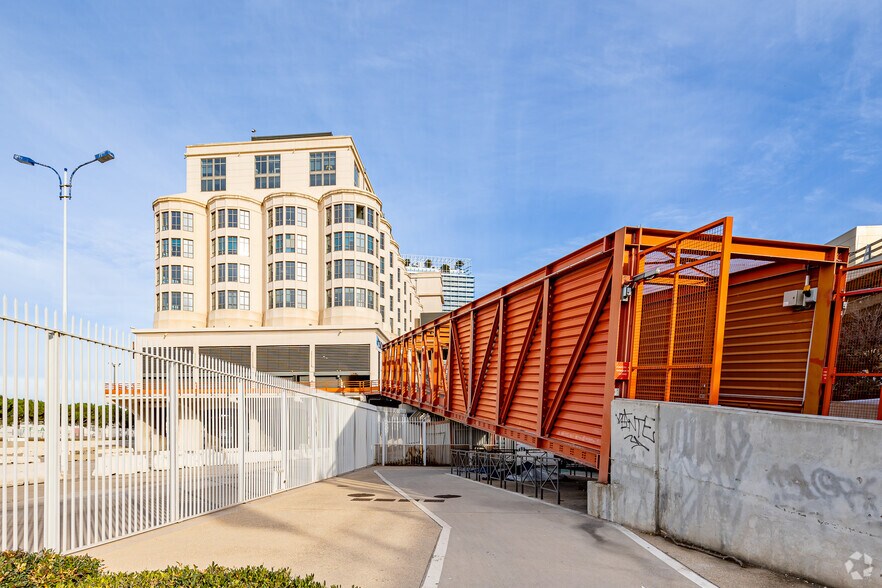 3 Place Henri Verneuil, Marseille à louer - Photo du bâtiment - Image 3 de 4