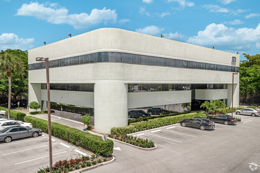 3275 W Hillsboro Blvd, Deerfield Beach, FL à louer - Photo du bâtiment - Image 3 de 12
