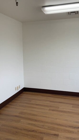 5436 Cleon Ave, North Hollywood, CA for lease - Commercial Listing Video - Image 2 of 26