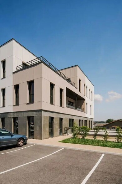 Office in Limas for lease - Building Photo - Image 3 of 10