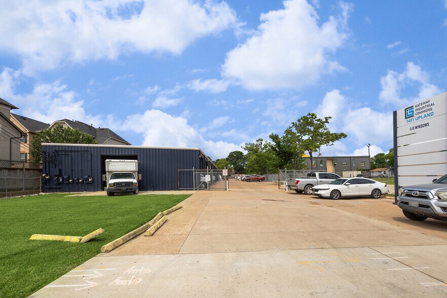 1411-1417 Upland Dr, Houston, TX à louer - Photo du bâtiment - Image 3 de 6
