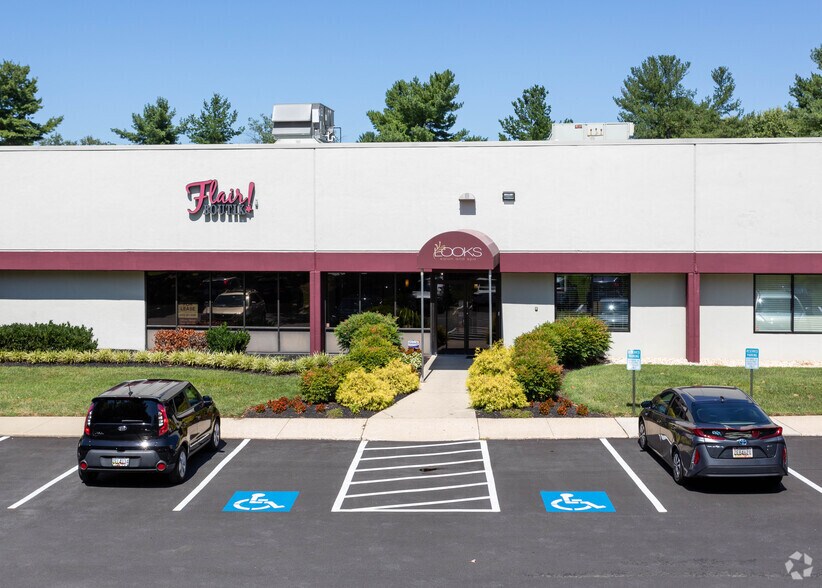 6822 Oak Hall Ln, Columbia, MD à louer - Photo du bâtiment - Image 3 de 6