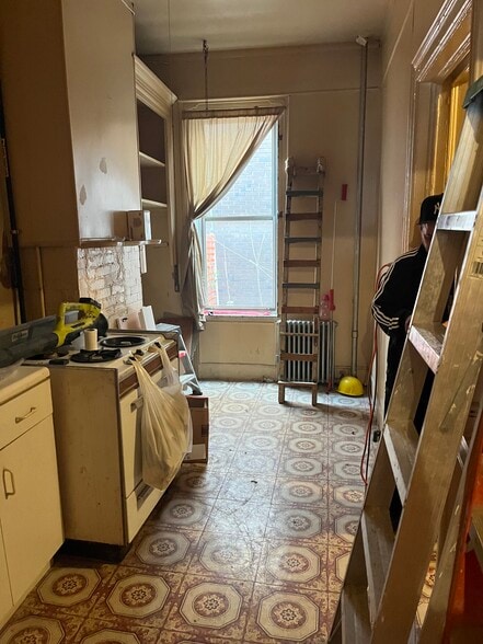 607 Knickerbocker Ave, Brooklyn, NY for sale - Building Photo - Image 2 of 5