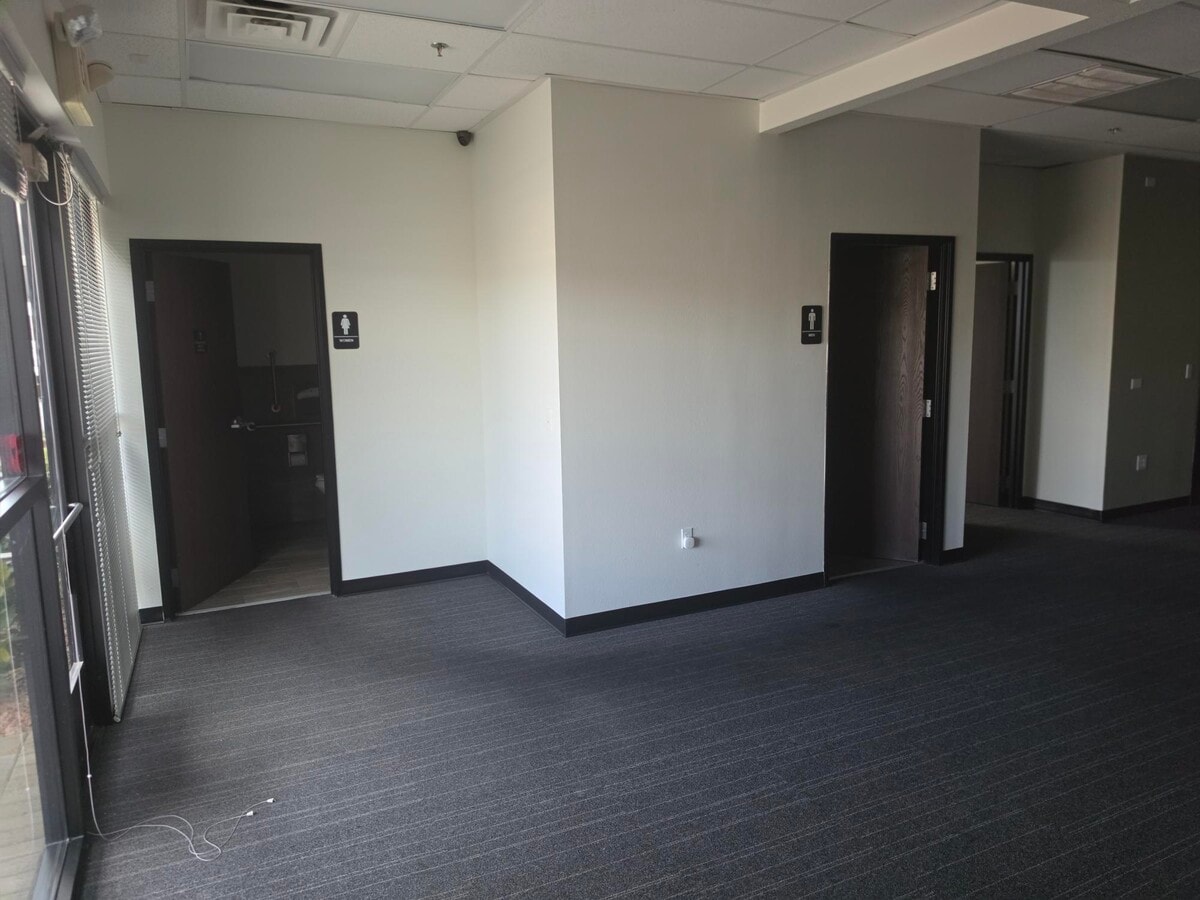 5920 S Rainbow Blvd, Las Vegas, NV 89118 - Unité 1 & 2 -  - Photo intérieure - Image 1 of 7