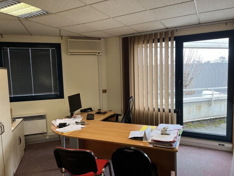 Flex in La Courneuve for lease - Interior Photo - Image 3 of 5