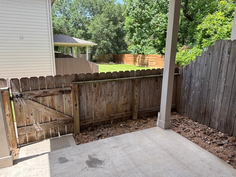 215 E Luhn St, Bellville, TX à vendre - Photo du bâtiment - Image 3 de 14