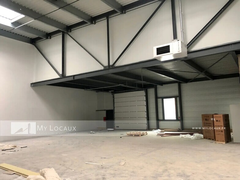 Flex in Villeneuve-la-Garenne for lease - Building Photo - Image 3 of 4