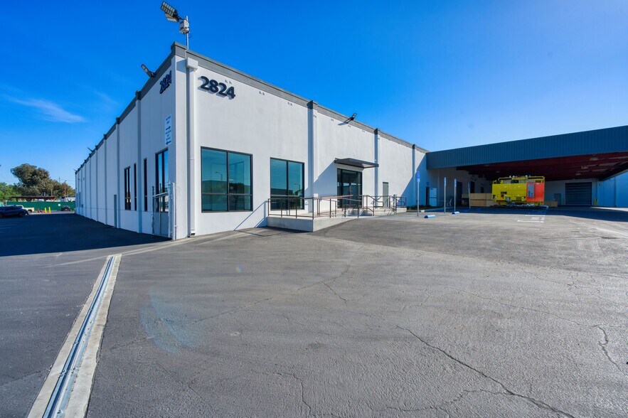 2824 E 208th St, Carson, CA à louer - Photo du bâtiment - Image 2 de 7