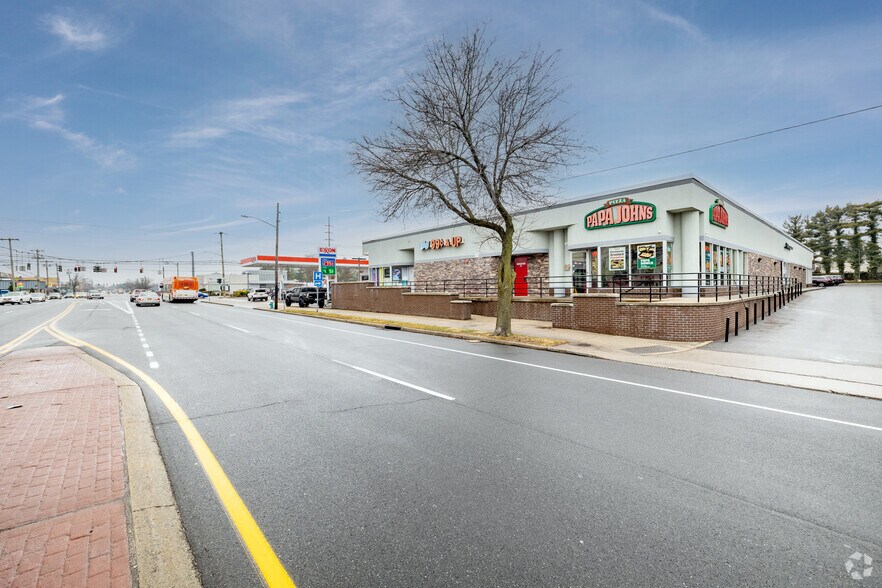 1700-1720 Lakeville Rd, New Hyde Park, NY à louer - Photo du bâtiment - Image 2 de 5