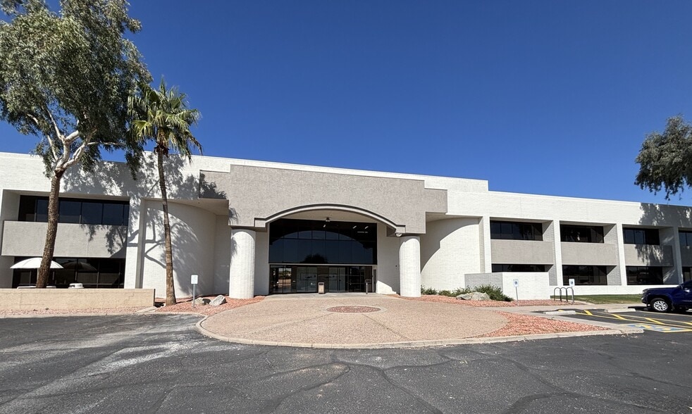 8283 N Hayden Rd, Scottsdale, AZ à louer - Photo du bâtiment - Image 2 de 4