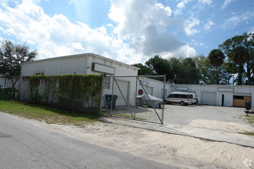 Office/Warehouse 3 Buildings portefeuille de 3 propriétés à vendre sur LoopNet.ca - Photo principale - Image 3 de 3