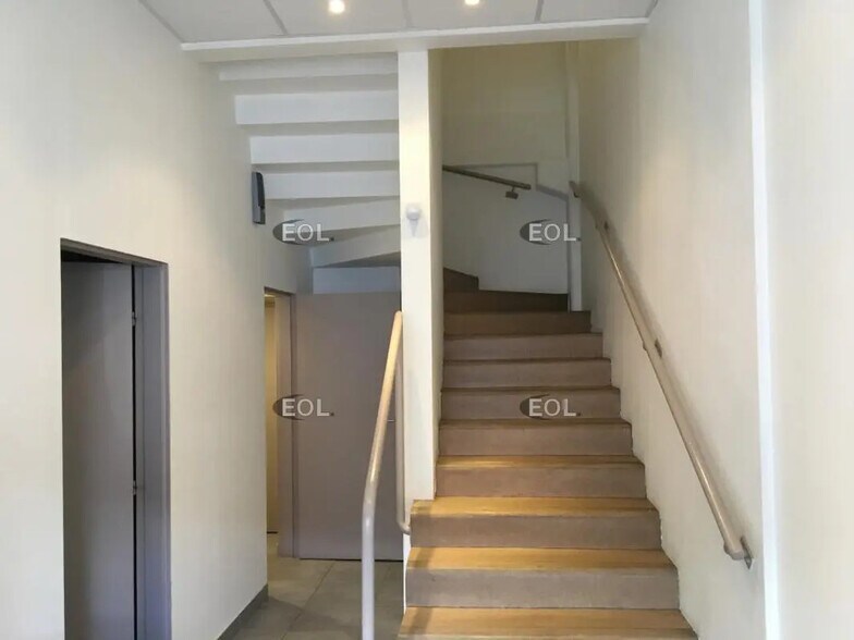 Flex in Lisses for lease - Interior Photo - Image 3 of 8