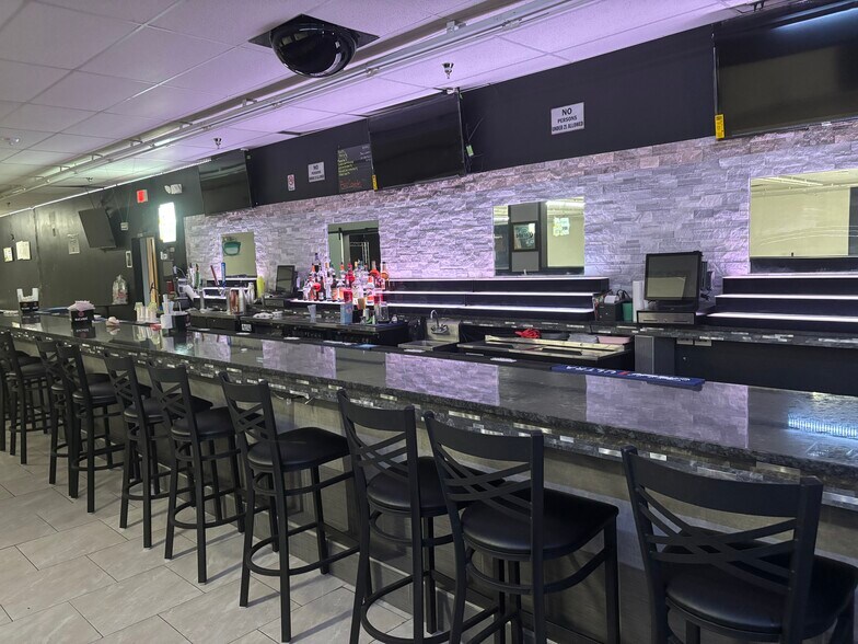 2411 N Summit St, Arkansas City, KS for lease - Interior Photo - Image 3 of 5