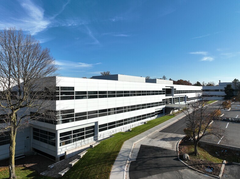40950 Woodward Ave, Bloomfield Hills, MI à louer - Photo du bâtiment - Image 2 de 7