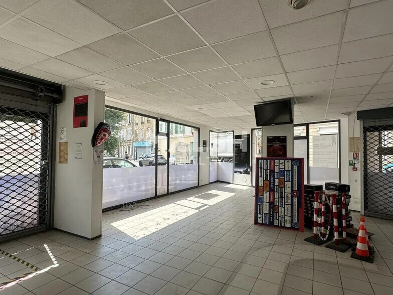 Retail in Villefranche-sur-Saône for lease - Interior Photo - Image 1 of 7