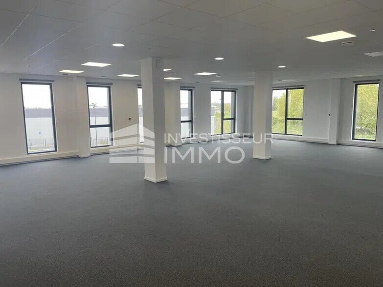 Flex in Louailles for lease - Interior Photo - Image 3 of 6