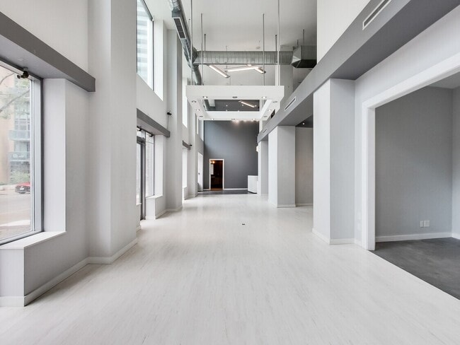 Plus de détails pour 50 Lynn Williams St, Toronto, ON - Commerce de détail à louer