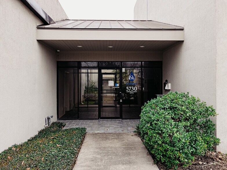 5730 Centralcrest, Houston, TX à louer - Photo du bâtiment - Image 3 de 15