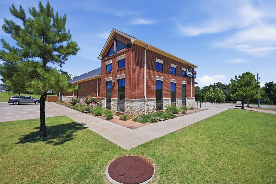 2300 E 2nd St, Edmond, OK à vendre - Photo du bâtiment - Image 2 de 8