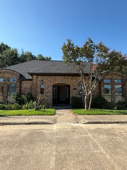 304 Harwood Rd, Bedford, TX for lease - Building Photo - Image 2 of 23