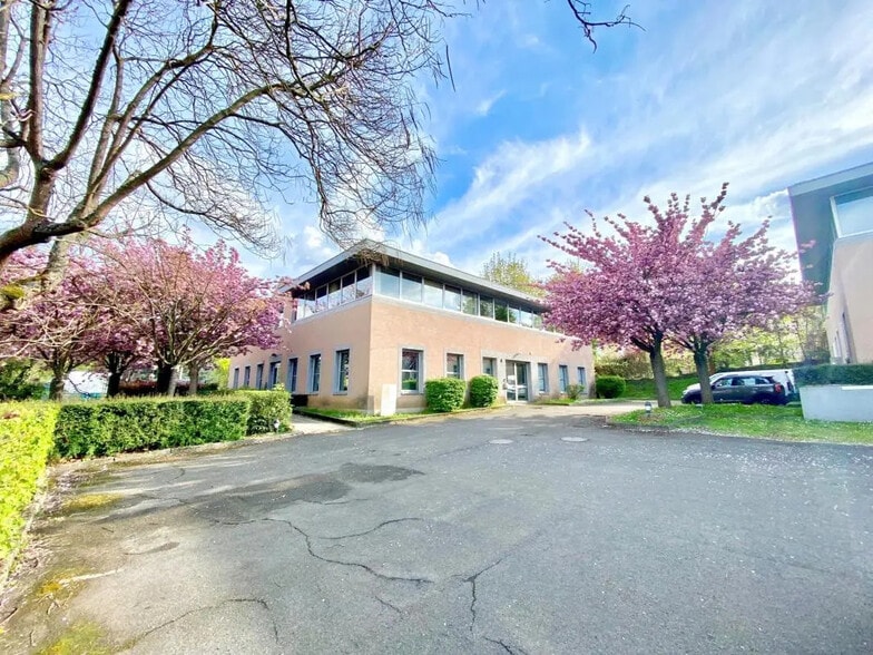 Office in Saint-Germain-en-Laye for lease - Building Photo - Image 1 of 7