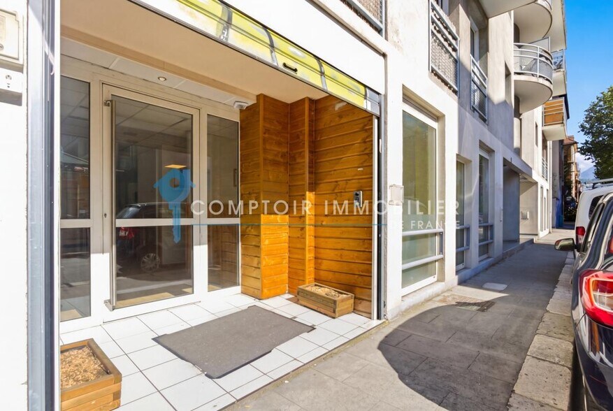 Local d'activités dans Grenoble à vendre - Photo du bâtiment - Image 3 de 18