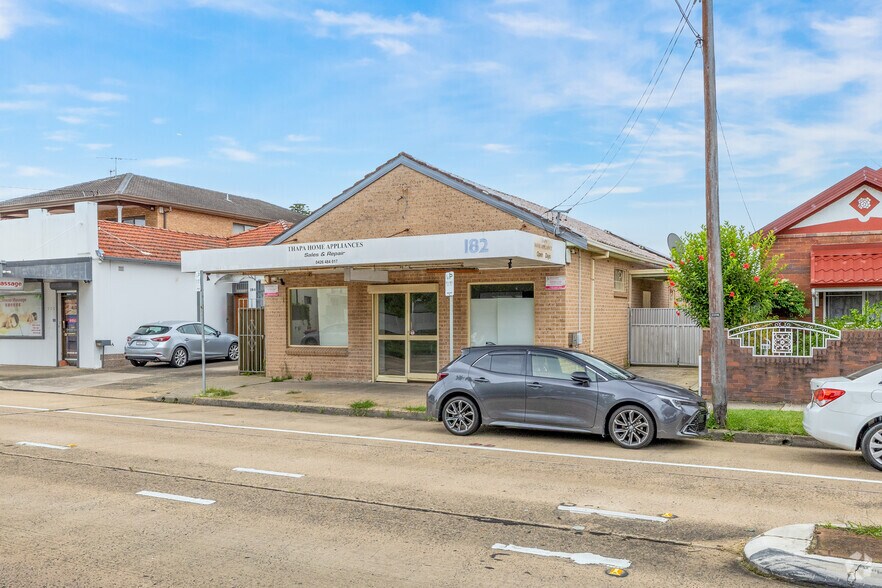 182 Brighton Ave, Campsie à louer - Photo du bâtiment - Image 2 de 4