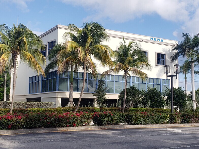 2505 Metrocentre Blvd, West Palm Beach, FL à louer - Photo du bâtiment - Image 1 de 6