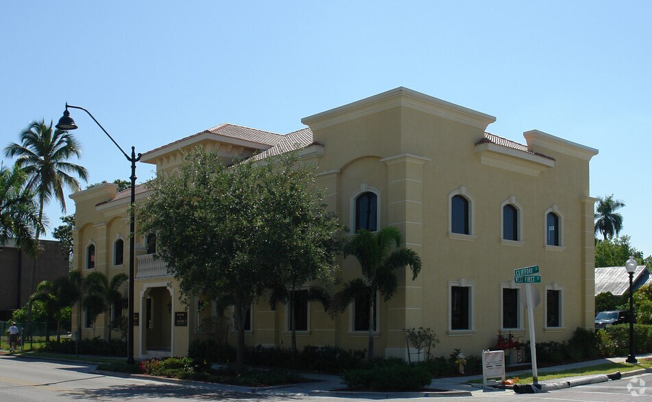 2121 W 1st St, Fort Myers, FL à louer - Photo du bâtiment - Image 3 de 8