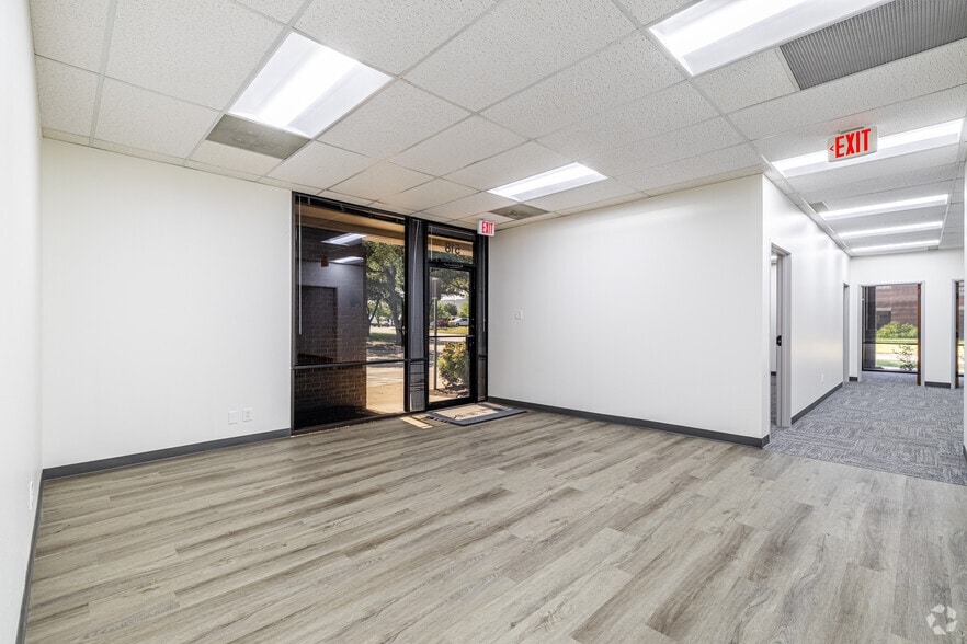 2307 Springlake Rd, Farmers Branch, TX for lease - Interior Photo - Image 2 of 24