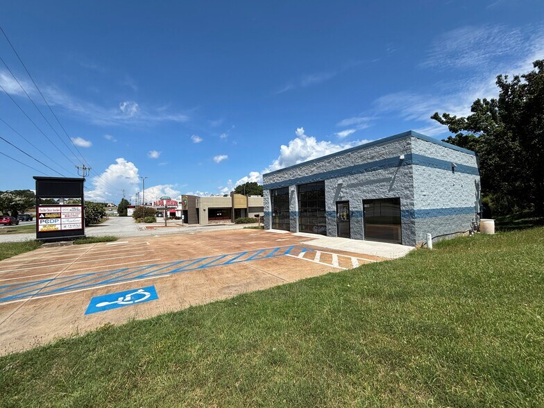 5188 Calhoun Memorial Hwy, Easley, SC à louer - Photo du bâtiment - Image 3 de 6