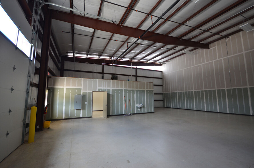 5120 Airport Rd, Georgetown, TX for lease - Interior Photo - Image 3 of 5