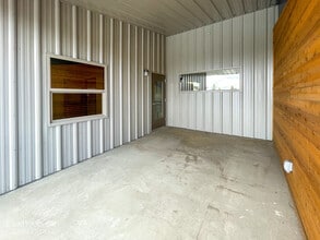 693 SE Glenwood Dr, Bend, OR à louer Photo intérieure- Image 2 de 2