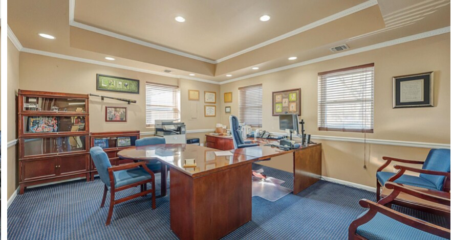 325 E Main St, Smithtown, NY à vendre - Photo du bâtiment - Image 2 de 8