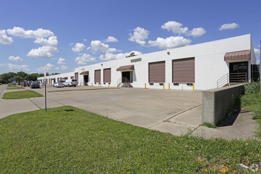 801-827 Luke St, Irving, TX à louer - Photo du bâtiment - Image 1 de 16