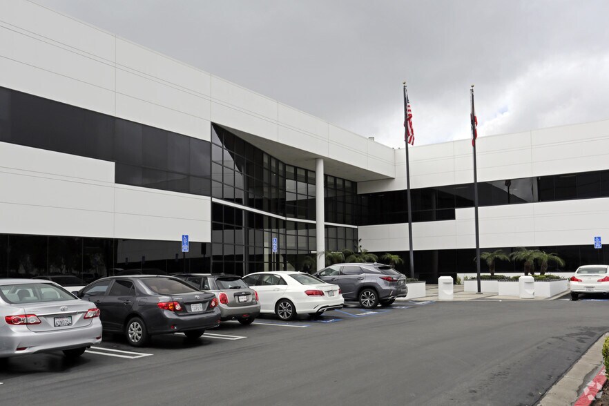2355 Main St, Irvine, CA à louer - Photo du bâtiment - Image 2 de 6