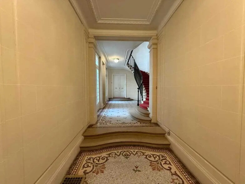 Multifamily in Paris for sale - Lobby - Image 2 of 2