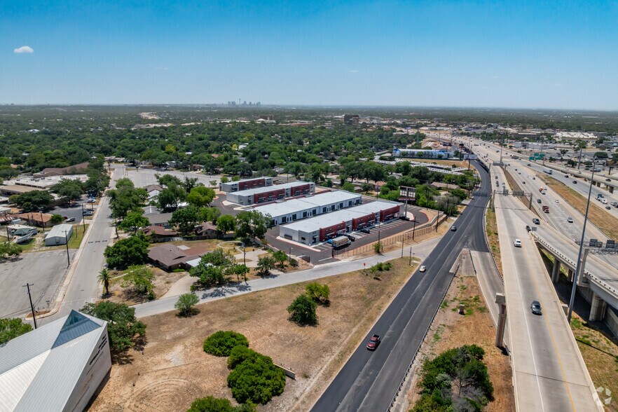 7001 W. I-10, San Antonio, TX à louer - Photo du bâtiment - Image 1 de 29
