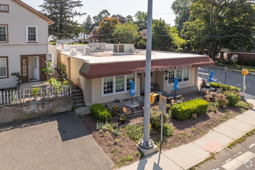 36 Grassy Plain St, Bethel, CT à vendre - Photo du bâtiment - Image 2 de 5