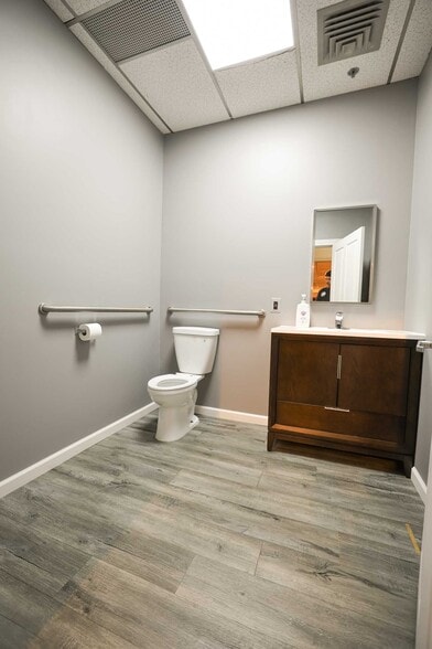 2470 & 2458 US-1, Lawrence Township portfolio of 2 properties for sale on LoopNet.ca - Building Photo - Image 3 of 31