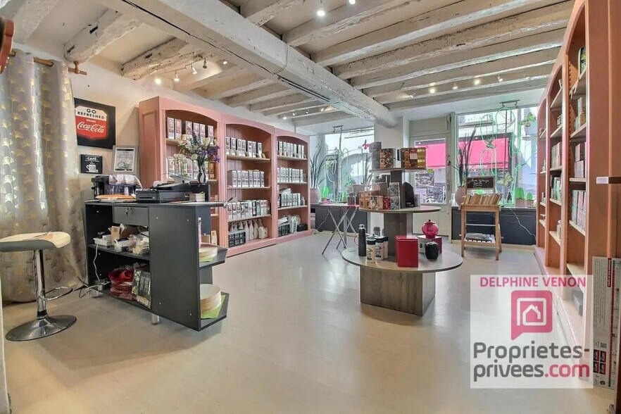 Retail in Châteauneuf-sur-Loire for lease - Building Photo - Image 2 of 5