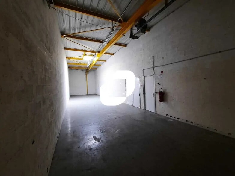 Flex in Les Ulis for lease - Interior Photo - Image 3 of 18