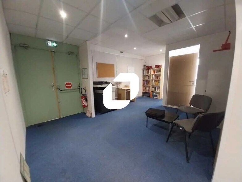 Office in Montigny-le-Bretonneux for lease - Building Photo - Image 3 of 16